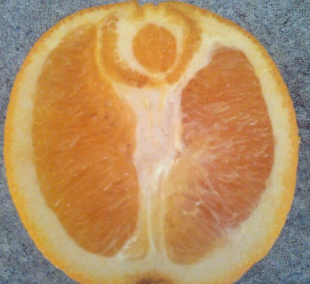 "E un semn divin." Ce a descoperit o femeie intr-o portocala
