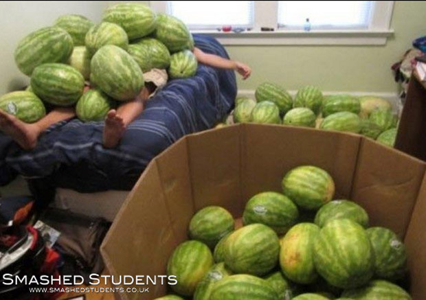 De ce nu este bine sa bei peste masura la petreceri. Galerie foto cu studenti din Anglia