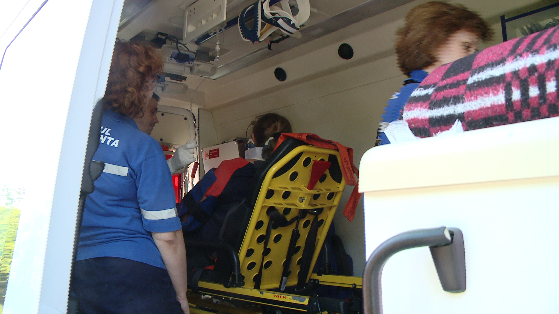 Accident pe centura Aradului. Trei persoane au ajuns la spital dupa ce un camion a derapat din cauza carosabilului umed