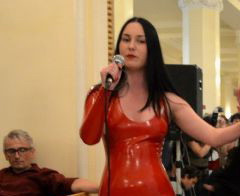 Fotografia de care rade tot internetul. Cine a aparut pe scena langa aceasta cantareata. FOTO