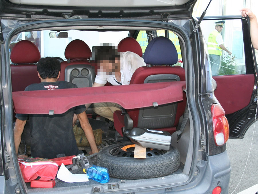 Doi sirieni au fost gasiti ascunsi sub o masina, in vama Nadlac. Cum i-a dat de gol soferul