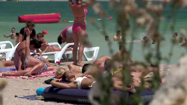 Cum va pot distruge concediul lautarii si DJ-ii de la terasele aflate pe faleza din Costinesti