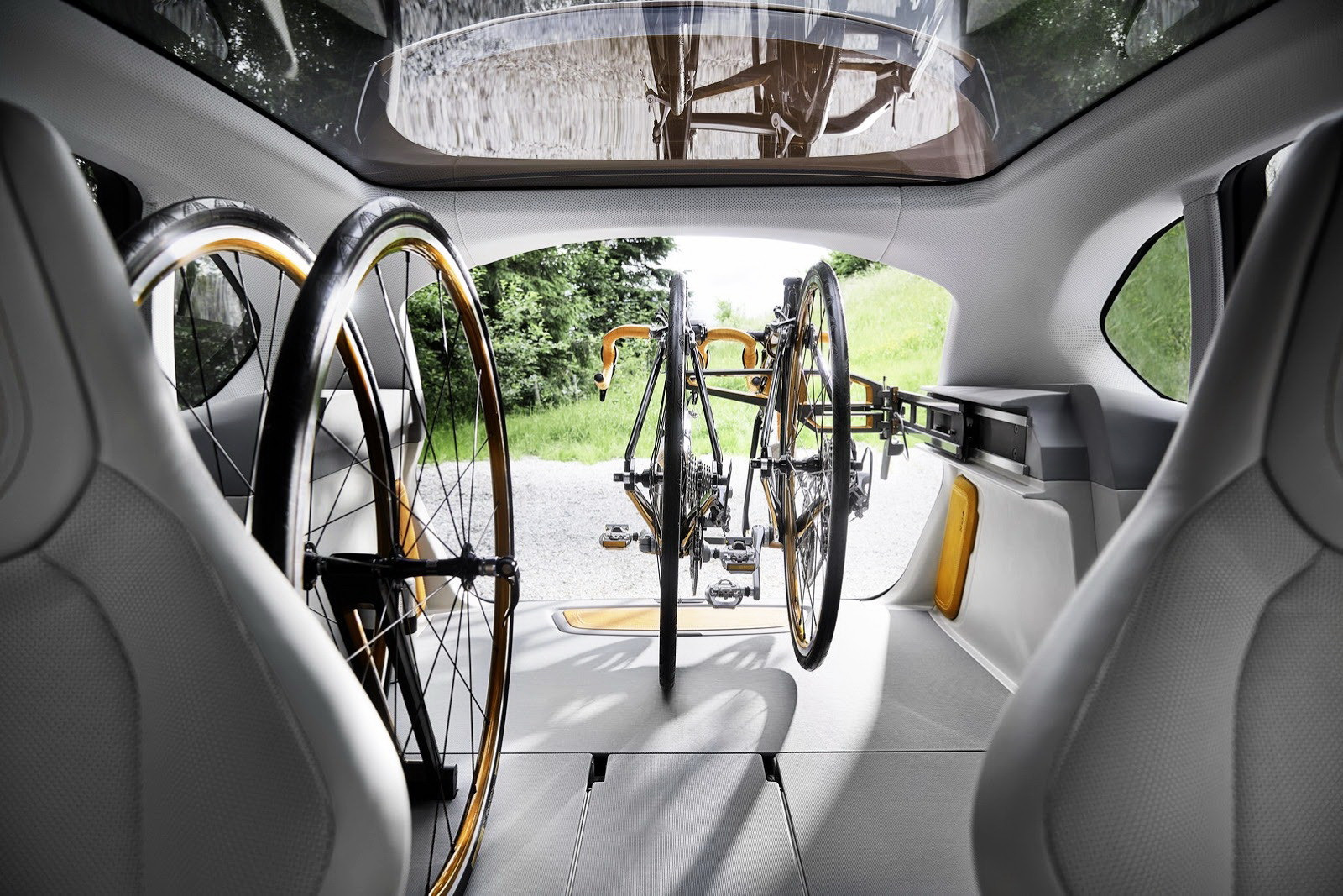 Noul BMW care consuma "o sticla de cola la oferta". Poze oficiale