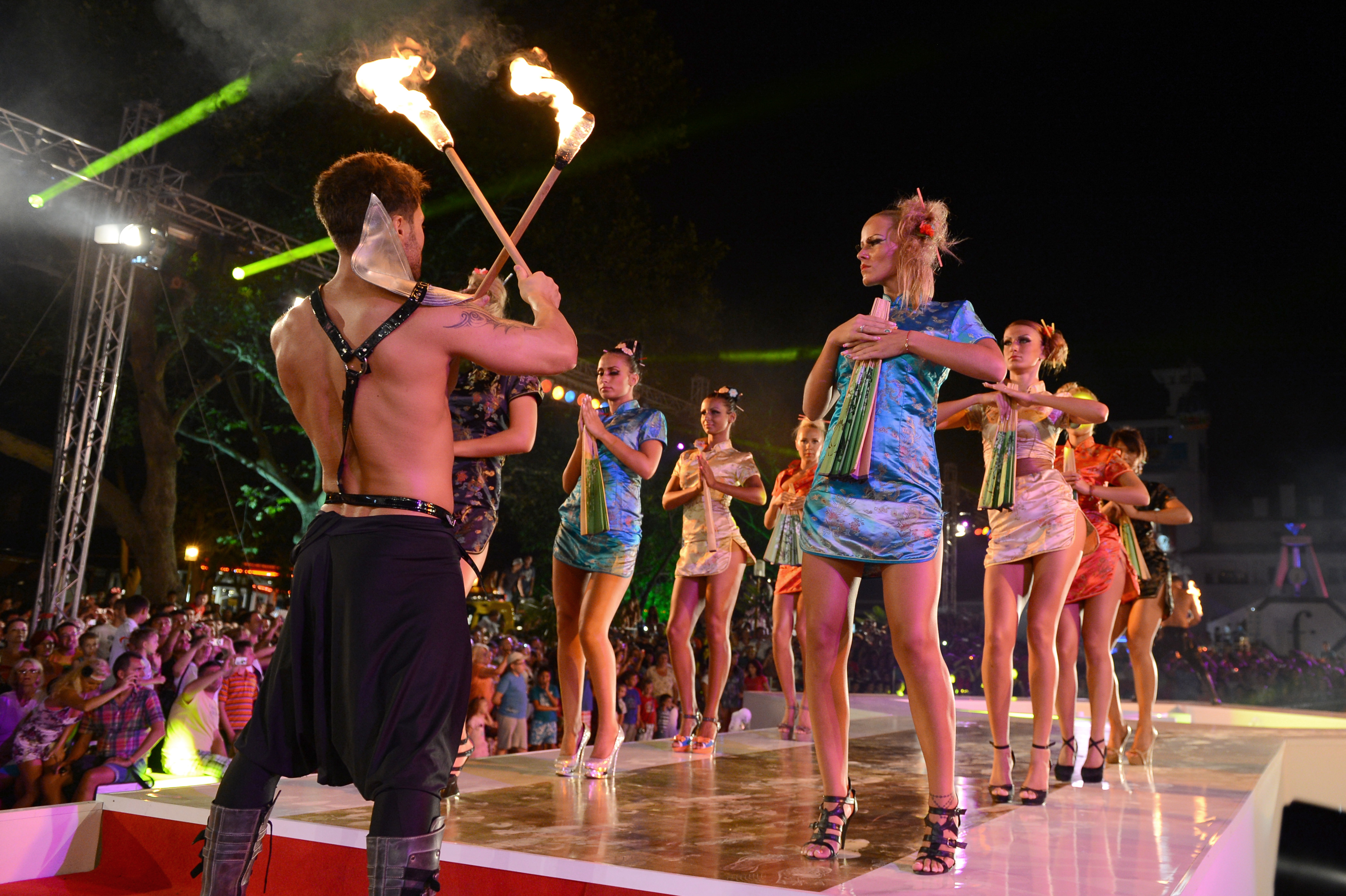 Caravana carelor alegorice de la Mamaia. Vezi LIVE VIDEO