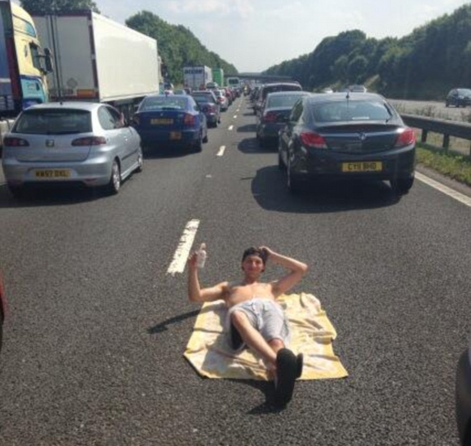 Unde a ales acest tanar sa faca plaja. Continuarea imaginii pare incredibila, dar este adevarata