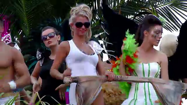 Caravana carelor alegorice de la Mamaia.Turistii straini s-au declarat fascinati de marea de culoare