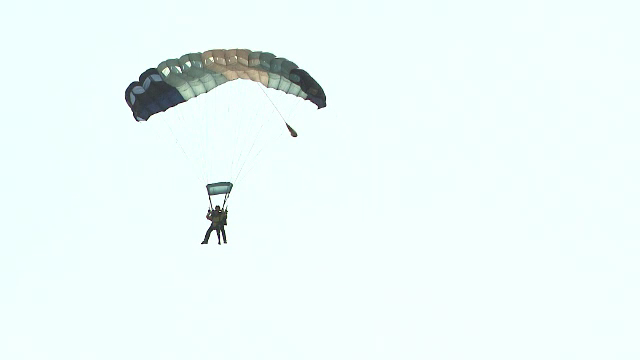 Acrobatii spectaculoase la malul marii. O doamna de 81 de ani a sarit cu parasuta la Tuzla