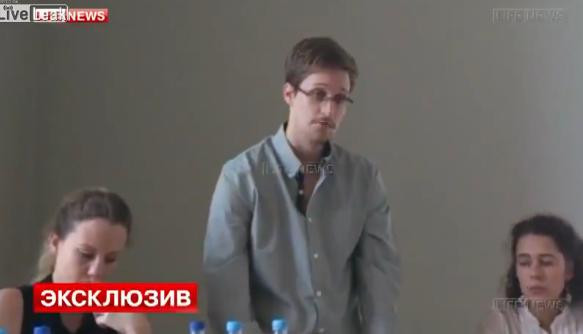Edward Snowden pe aeroportul din Rusia