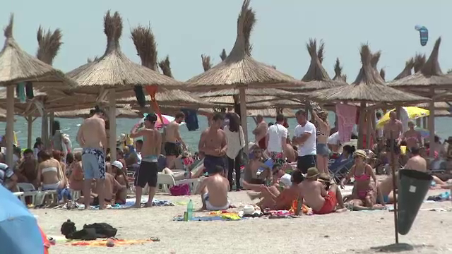 Transformarile suferite de Vama Veche in aceasta vara. Plaja, invadata de dansatori si sezlonguri