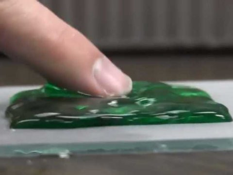 Spray-ul care iti face telefonul cel mai rezistent aparat din lume. Ce se intampla cu acest iPhone