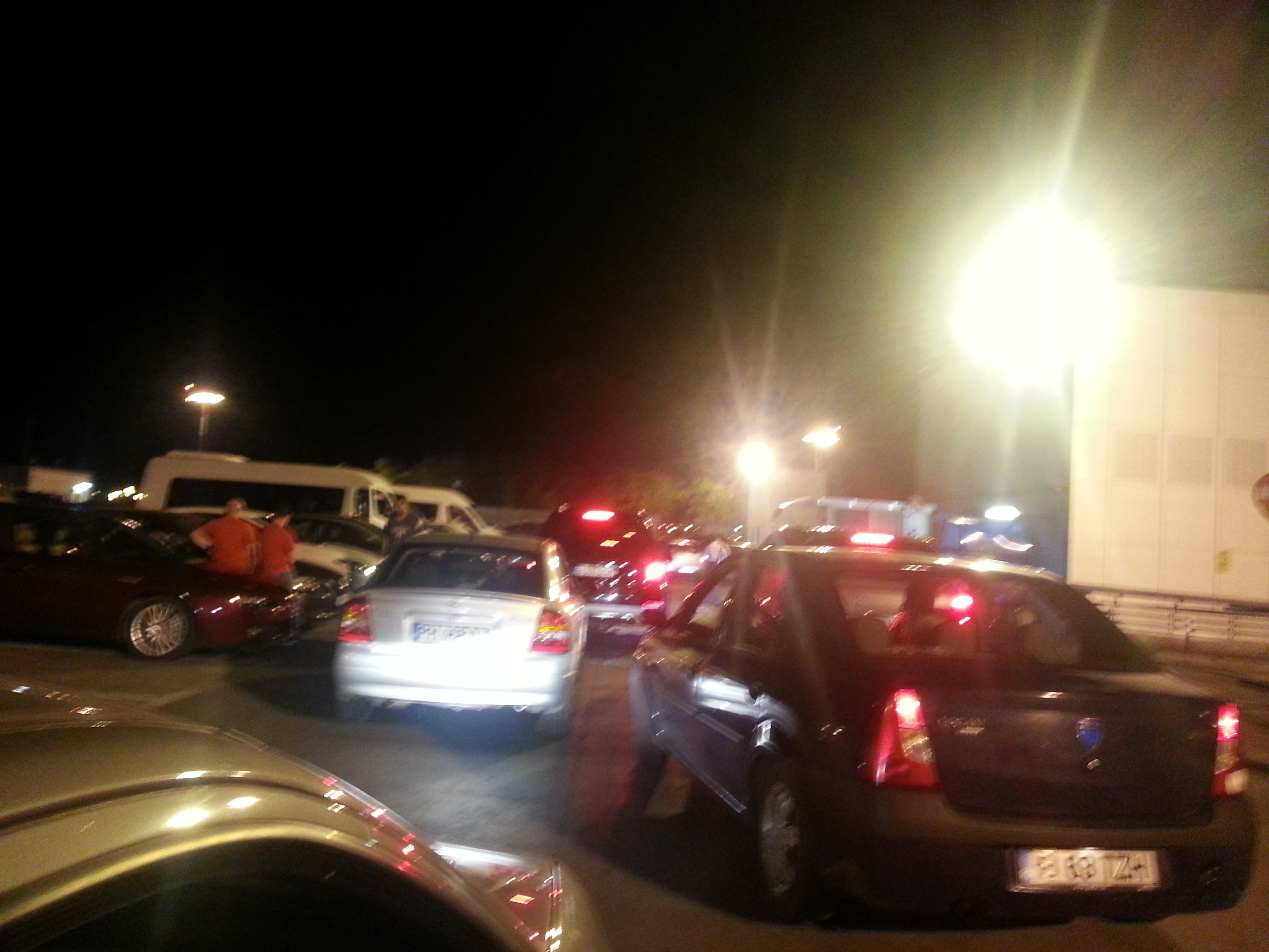 Haos, nervi si imbulzeala. Cum arata o seara de duminica in parcarea aeroportului Henri Coanda