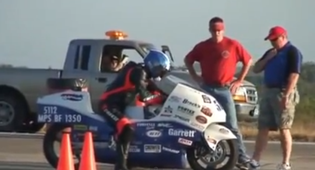 "Cel mai rapid om de pe doua roti" a murit in timp ce mergea pe motocicleta cu o viteza de 482km/h