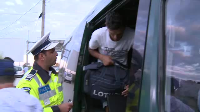 Cati oameni incap intr-un microbuz pe A1. "Trebuie sa riscam, n-avem locuri de munca in comuna"