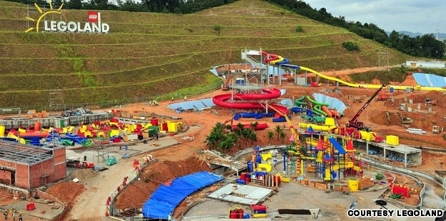 Cel mai mare parc acvatic Lego se deschide in Malaysia. Cum se pot distra copiii aici