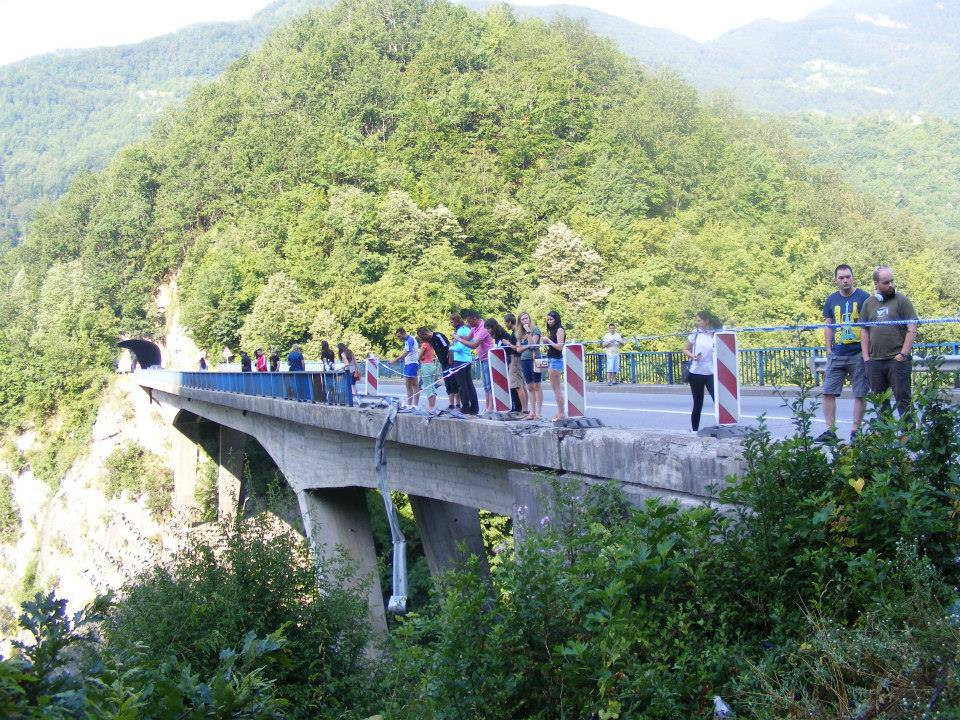 Imagini emotionante din Muntenegru. Prapastia unde cei 18 romani au murit a devenit loc de pelerinaj