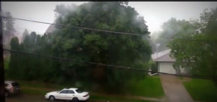 A vrut sa filmeze furtuna de afara, insa s-a speriat teribil. Ce a surprins un barbat. VIDEO