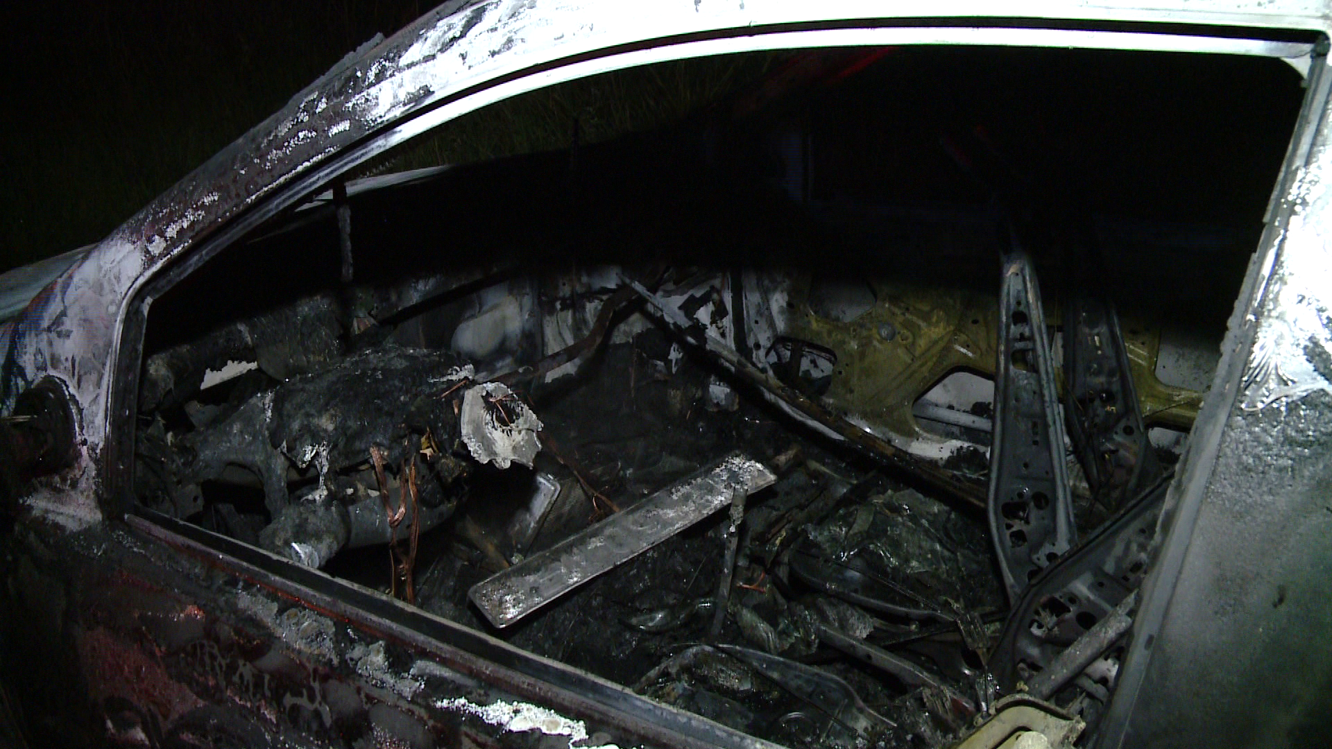 Masina de 30.000 euro, furata din Fantanele, a fost incendiata. Afla unde au gasit-o anchetatorii