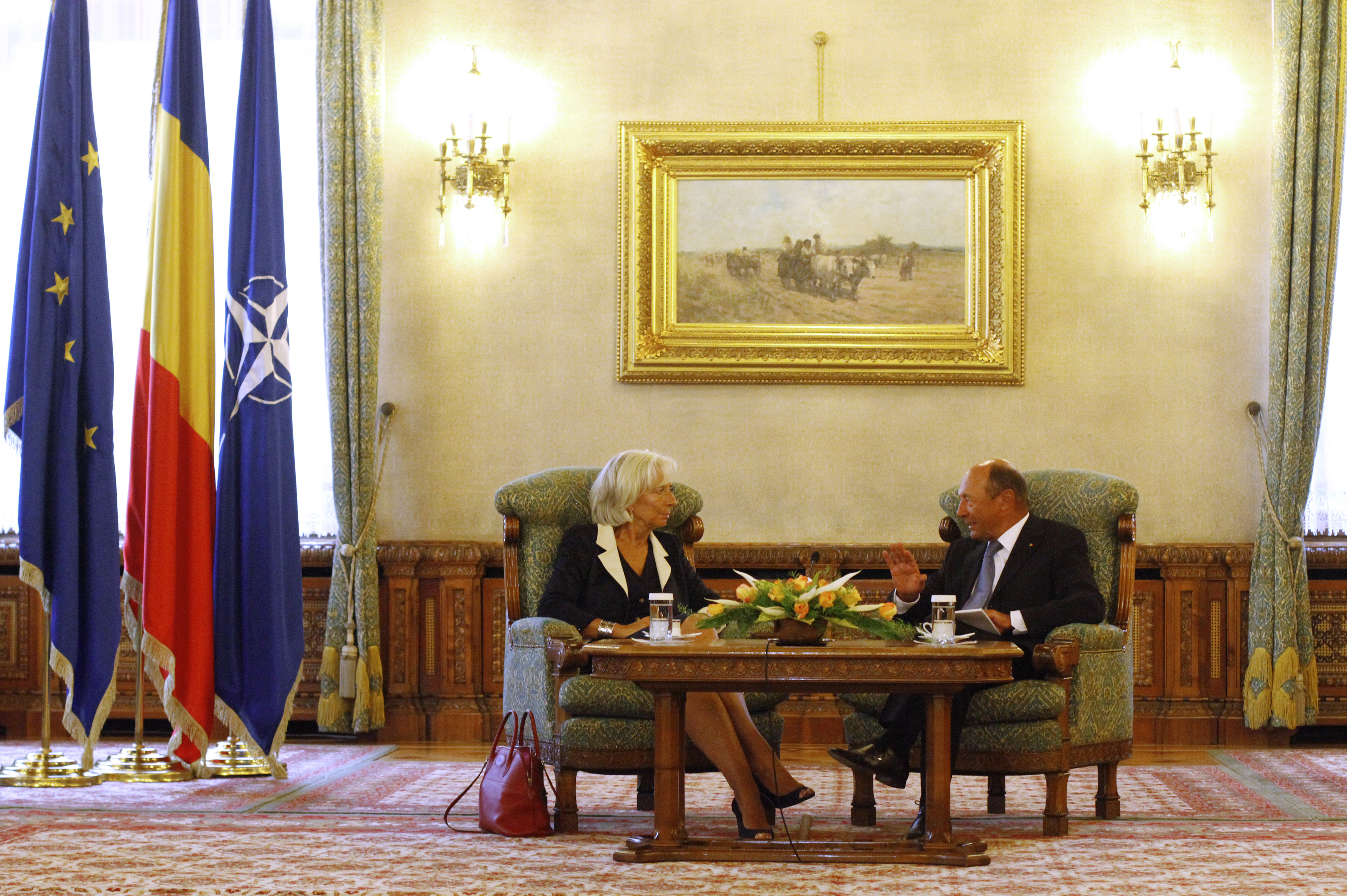 "Romania are nevoie sa fie asistata inca doi ani." Temele discutiei Basescu - Lagarde la Cotroceni