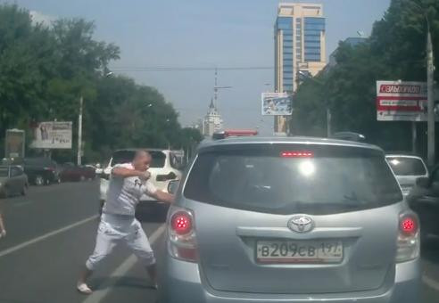 A vrut sa bata un sofer in trafic pentru ca nu l-a lasat sa-l depaseasca. Ce s-a intamplat apoi