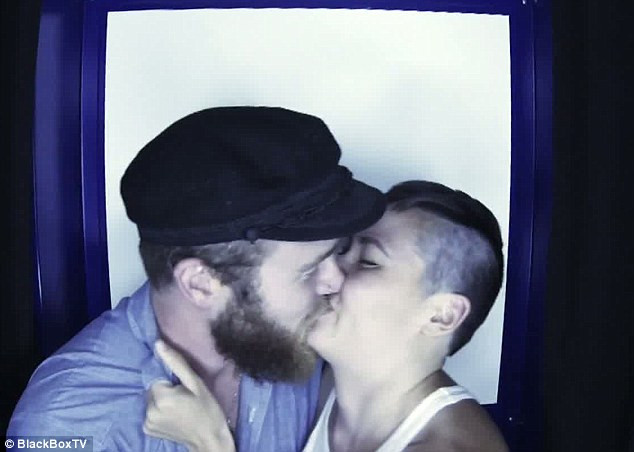 Si-au dorit o fotografie romantica. Ce s-a intamplat, insa, i-a ingrozit. VIDEO