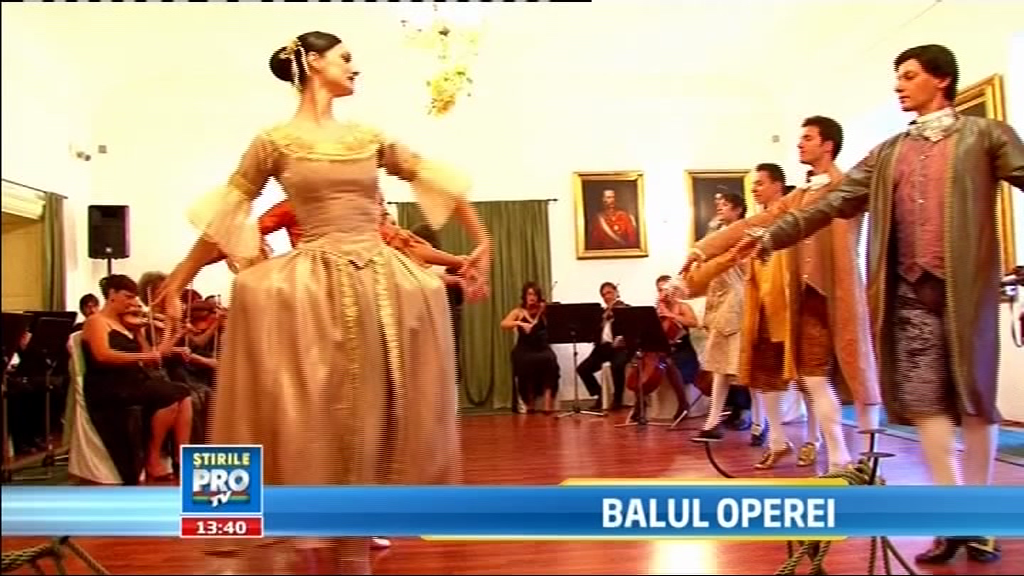 Atmosfera de basm la Deva. Domnite si cavaleri au dansat pe acorduri de vals la Balul Operei. VIDEO