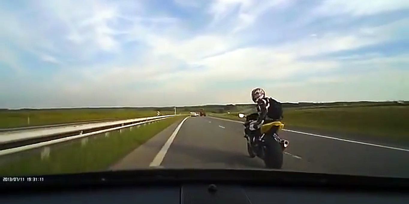 S-a crezut prea smecher! Vezi ce se intampla cand un motociclist se pune cu o masina! VIDEO