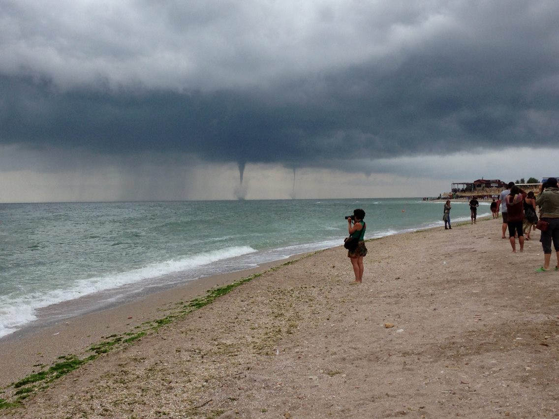 "Tornada LIVE in Vama Veche". Cea mai scumpa perioada a verii a inceput cu o furtuna la Marea Neagra