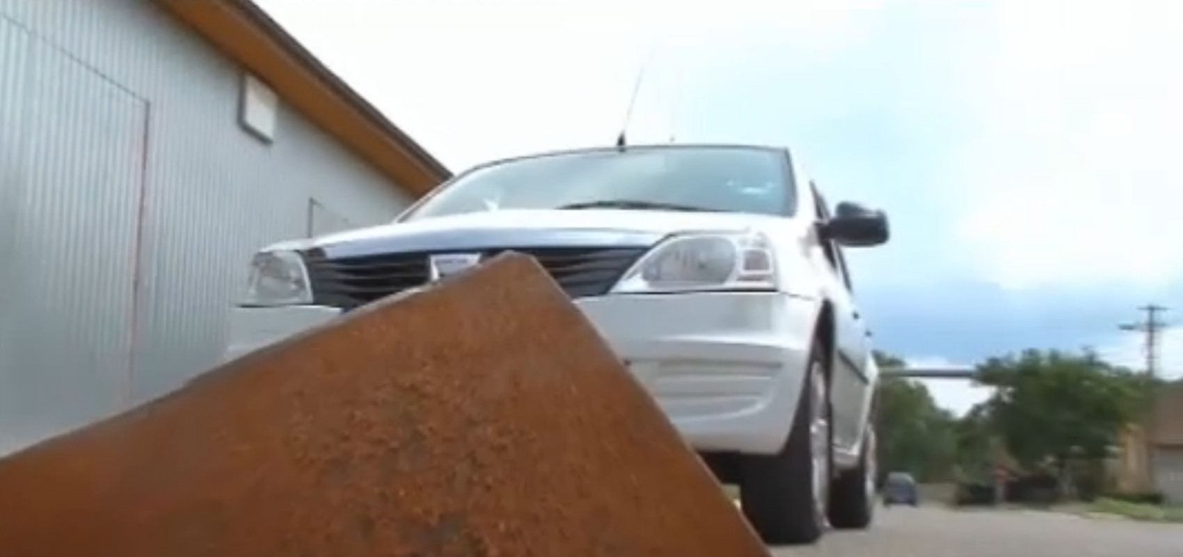 "Surpriza" din trafic. Un sofer si-a distrus masina dupa ce a calcat cu roata pe un capac de canal