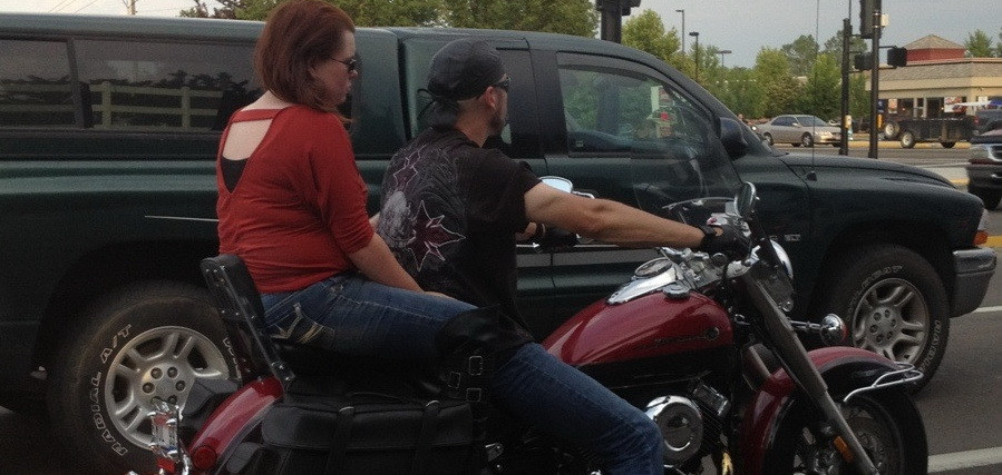 Cea mai tare iluzie optica: Ce se intampla cu picioarele acestei femei? FOTO