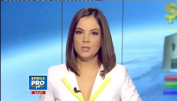 "Surpriza" din trafic. Un sofer si-a distrus masina dupa ce a calcat cu roata pe un capac de canal