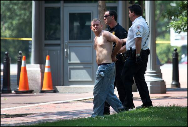 Un barbat inarmat a fost arestat in apropiere de Casa Alba