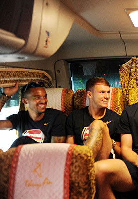 S-au uitat pe geamul autocarului si nu le-a venit sa credea. Ce au vazut jucatorii echipei Arsenal