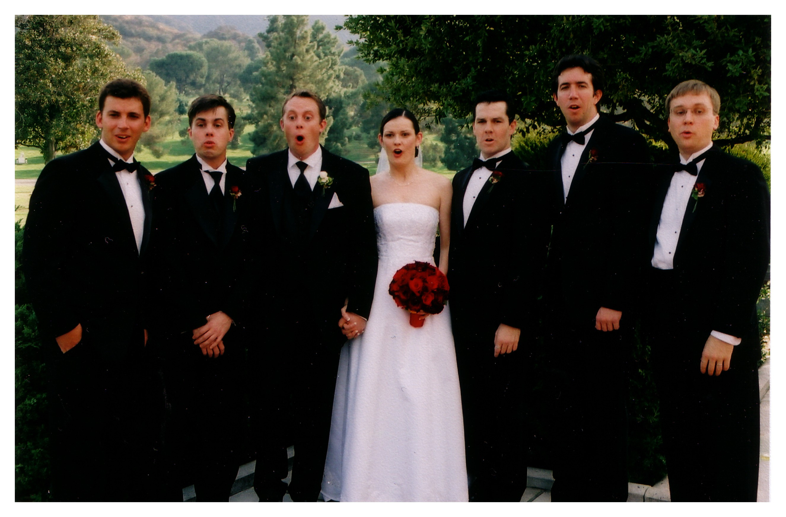 Mirele si mireasa erau sa lesine in timpul pozei: ce se petrecea in spatele fotografului