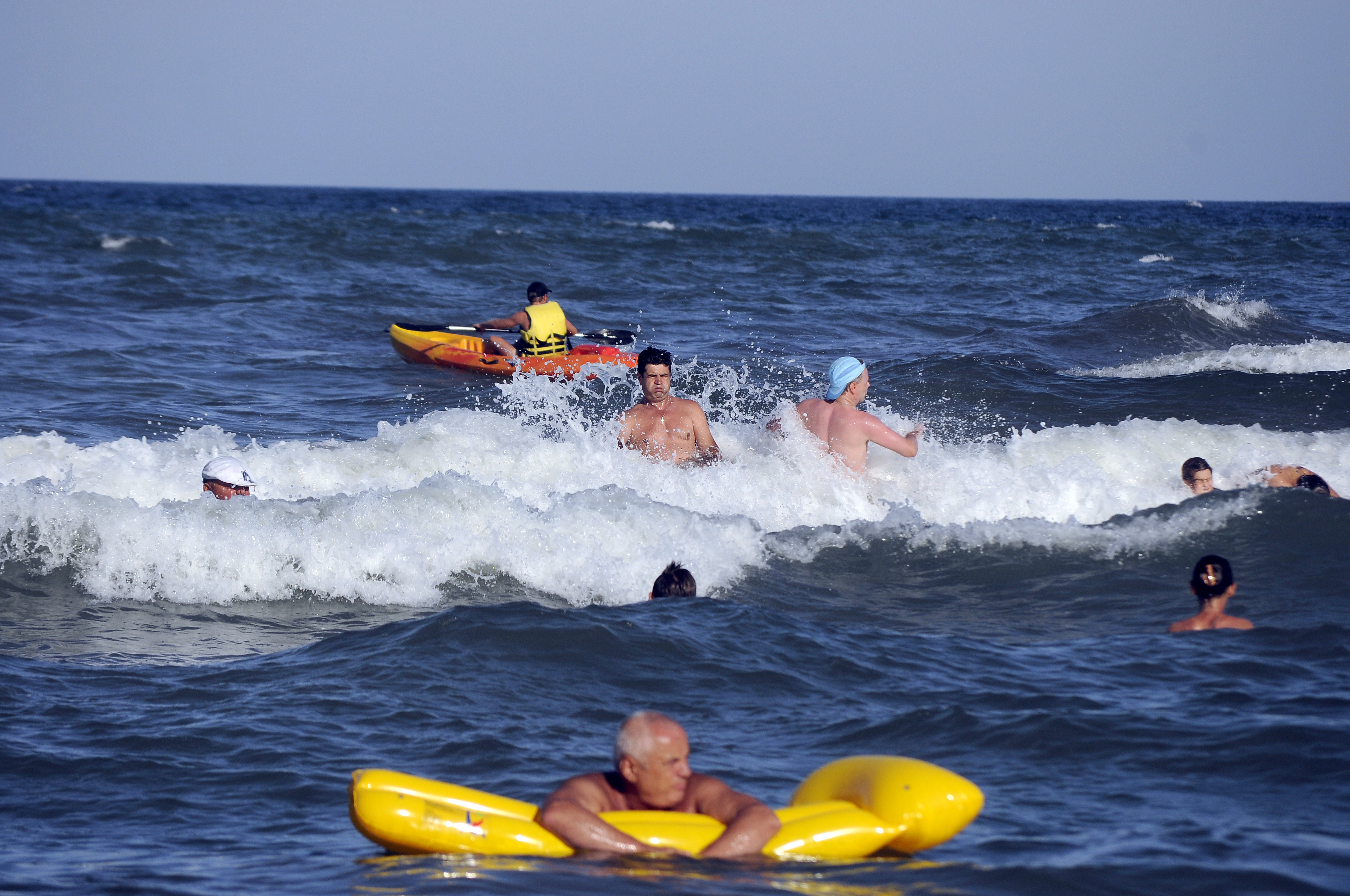Steagul rosu a fost arborat in mai multe plaje de pe litoral. Pericol de inec dupa furtuna de marti