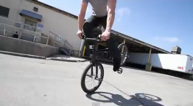 Trebuie sa te uiti la reluare sa vezi cum le-a facut: Uite ce poate baiatul asta sa faca doar cu o bicicleta: VIDEO