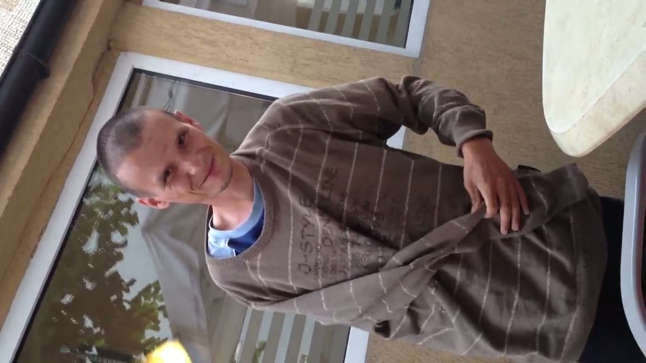 "Miracol la Constanta". Cum reactioneaza un tanar "fara mana" cand i se ofera o Coca-Cola