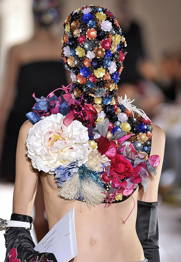 "E un miracol ca nu si-a rupt gatul". Cum a aparut un model pe catwalk