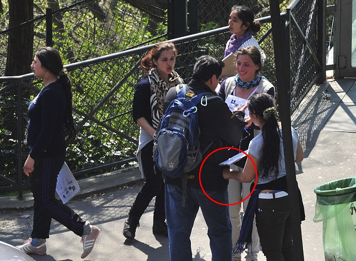 Paris Match publica imagini cu tiganii romani in actiune la Paris. Cum sunt jefuiti trecatorii