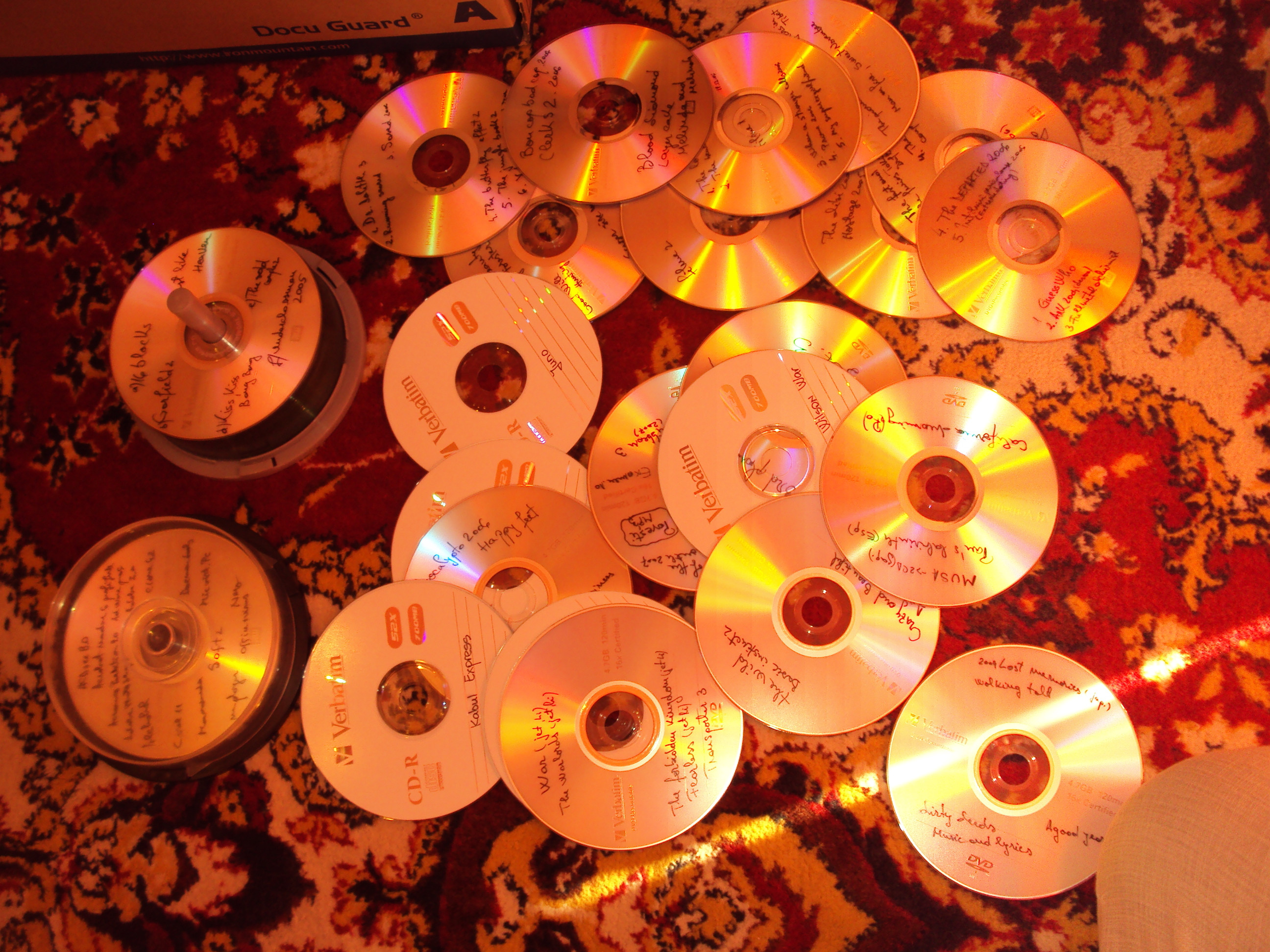 Ai grija ce fisiere pui la share pe internet! Doi aradeni s-au trezit cu politistii in casa