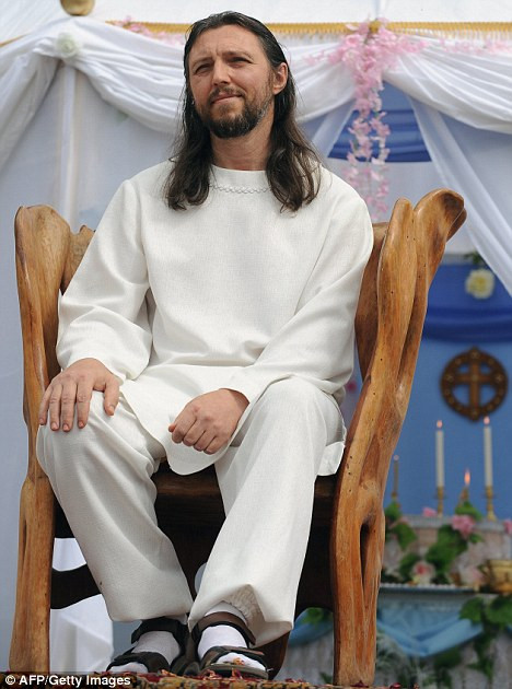 "Iisus din Siberia": fostul politist care sustine ca este "Mantuitorul" si are 10.000 de adepti