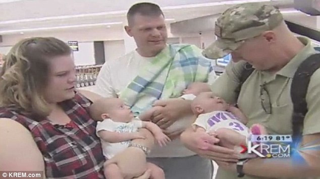 Momentul emotionant in care un tata isi intalneste copiii tripleti pentru prima data