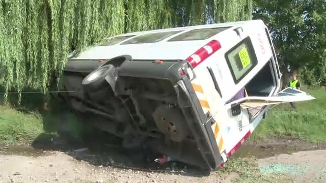 Depasirea care a trimis o masina in pom si pe toti pasagerii unui microbuz direct la spital