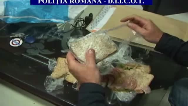 Cum arata sandvisul cu 100 de pastile de ecstasy pe care l-au gasit politistii la un tanar din Neamt