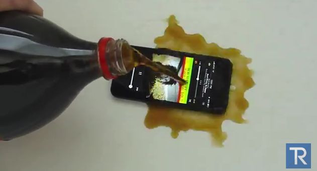 Experiment inedit. Ce se intampla atunci cand torni Coca-Cola pe un iPhone 5. VIDEO