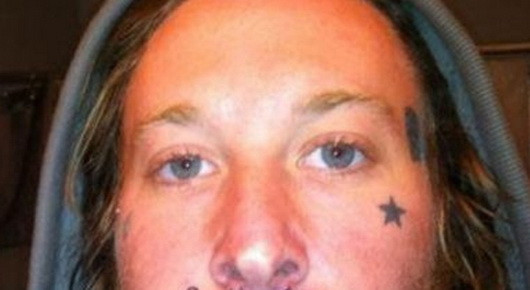 Chipul acestui tanar a ajuns viral pe internet. Cum se continua fotografia. FOTO