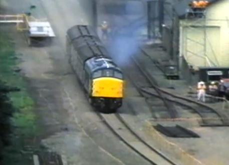 Cum arata un crash test cu un tren. Este de 1.000 de ori mai violent decat cele cu masini. VIDEO