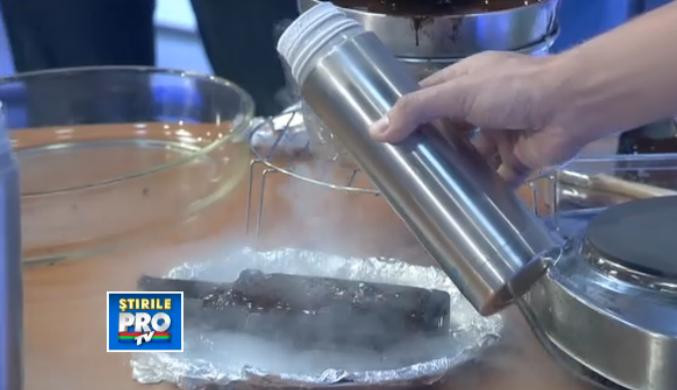 Experiment la limita tehnologiei. Cum arata cel mai rezistent telefon dupa ce a fost stropit cu azot