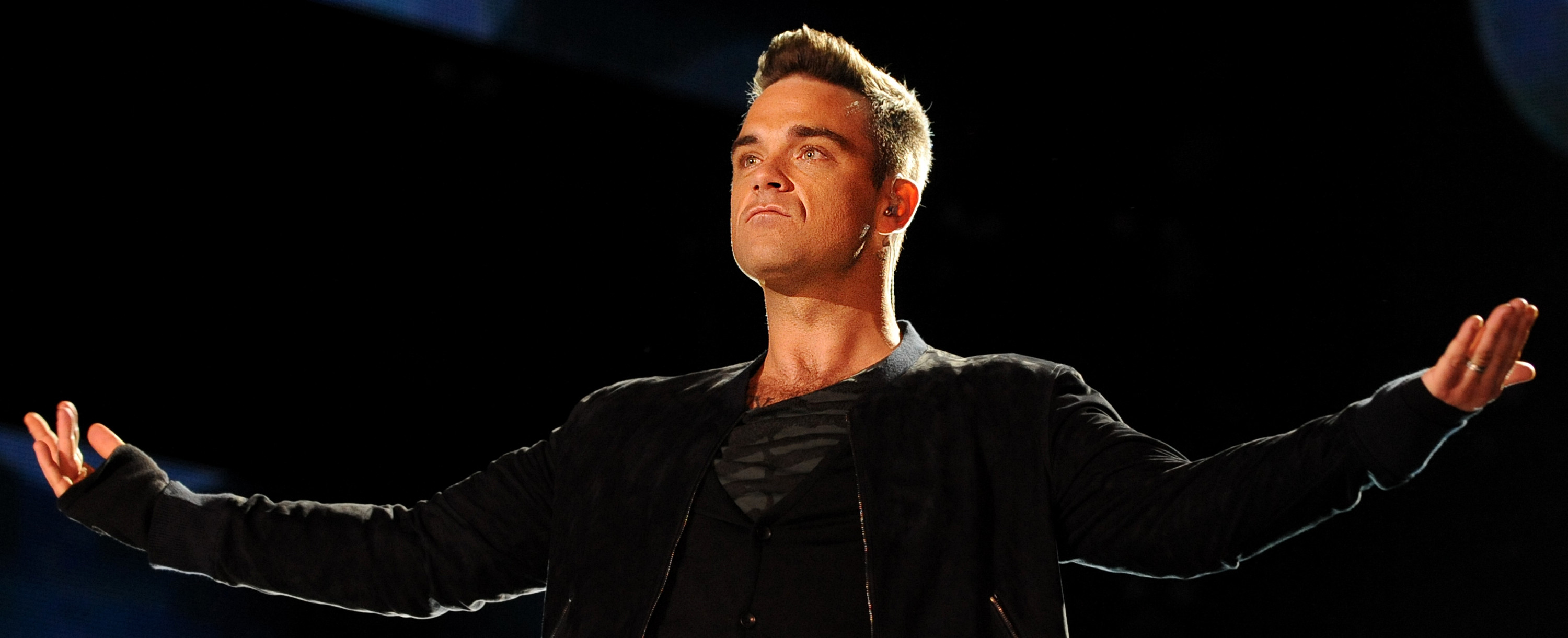 Robbie Williams a cazut peste o femeie si i-a rupt mana, in timpul unui concert