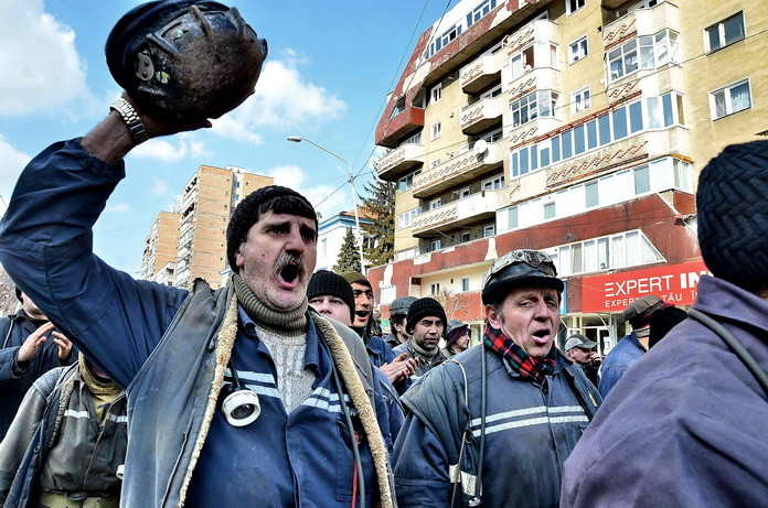 Peste 500 de mineri din Valea Jiului au intrat in greva foamei. Alti 600 s-au blocat in subteran