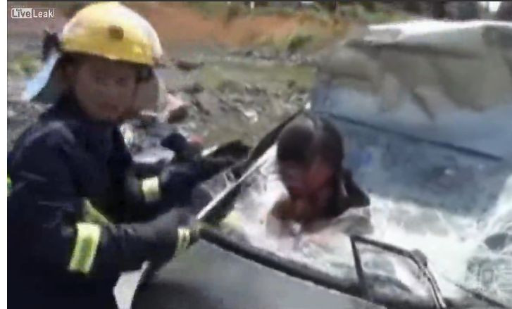 Accident socant in China. O femeie a supravietuit dupa ce a fost proiectata cu capul prin parbriz